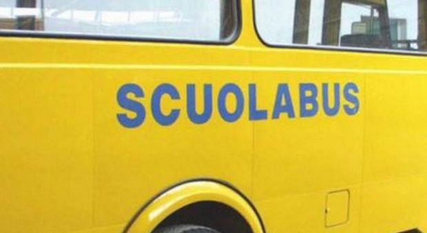Napoli, polizia sequestra scuolabus abusivo e intestato a un morto