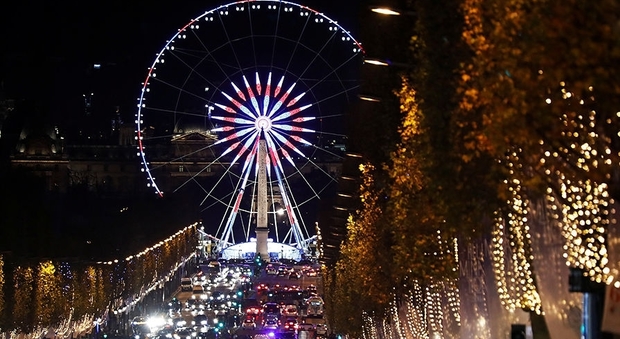 Parigi, addio ai mercatini di Natale sugli Champs-Elysées: il sindaco non li autorizza