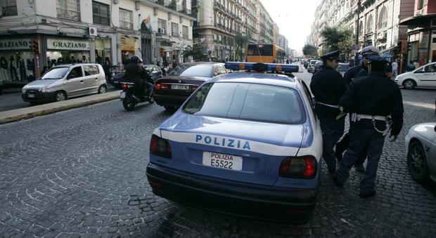 Napoli, richiedente asilo politico manda due poliziotti in ospedale