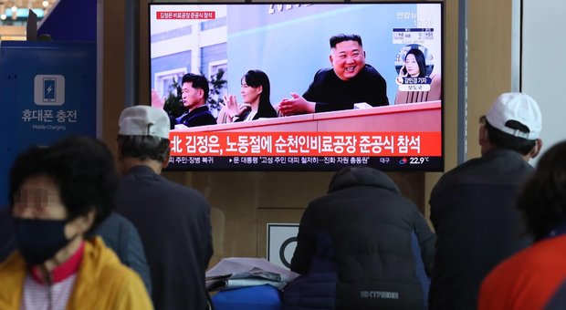 Kim Jong-un è vivo: riappare in pubblico per inaugurare centro fertilizzanti, diffuse 21 foto