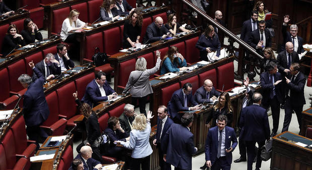 Decreto Covid, scontro alla Camera e seduta sospesa. La Lega: «Governo fascista, noi nuova Resistenza»