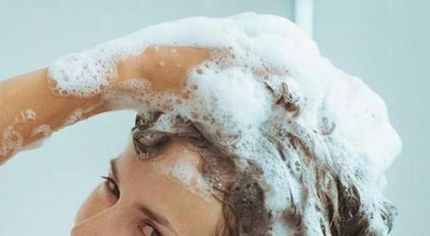 Shampoo pericolosi, ecco gli elementi chimici tossici da evitare: come riconoscerli