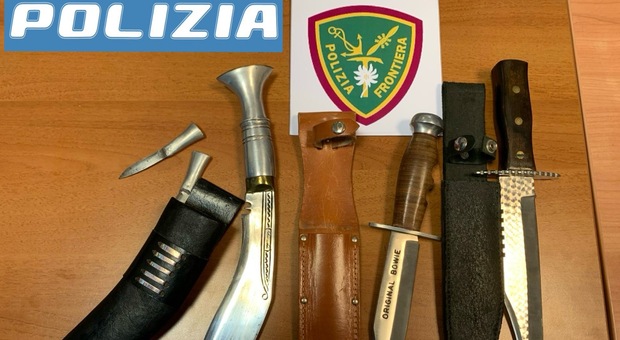 Perugia, cinque coltelli in una valigia: scatta l'allerta in aeroporto