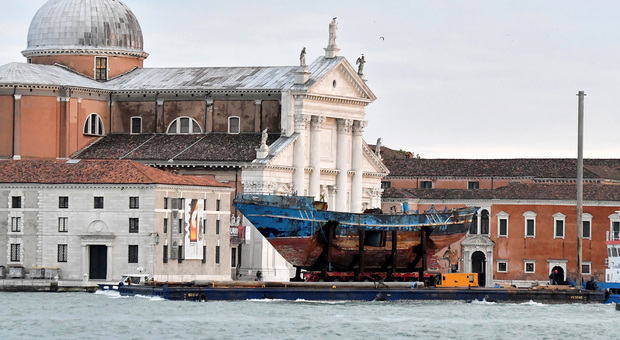 Alla Biennale esposto il barcone del naufragio nel Canale di Sicilia. Morirono 800 migranti