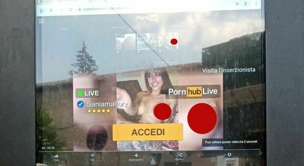 Video porno dai totem informativi del Comune: «Pronti a denunciare»