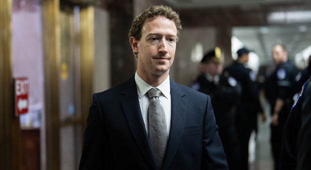 Facebook, con il crollo delle azioni Zuckerberg perde 22 miliardi di dollari: ecco a quanto ammonta ora il suo patrimonio netto