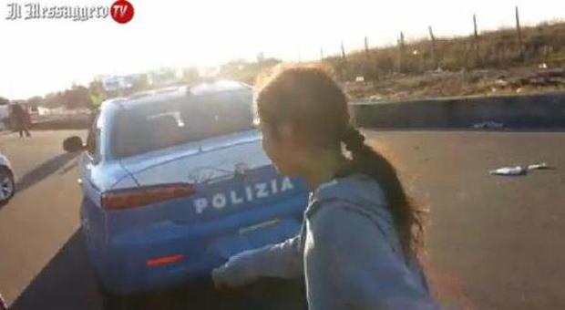 Auto della polizia in mano ai nomadi, la Questura fa rimuovere il video da Facebook: «Un'auto scenica»