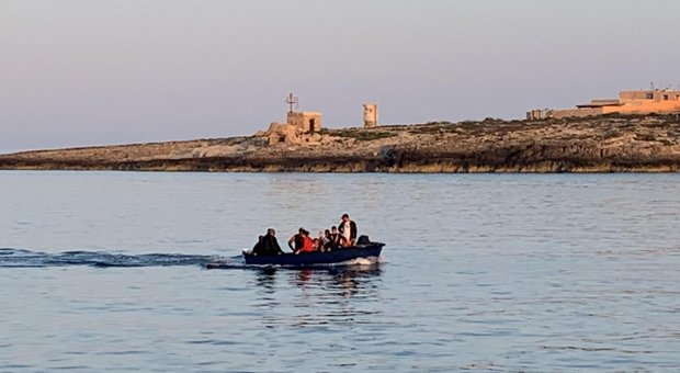 immagine Migranti: in 10 su barchino approdano in porto a Lampedusa