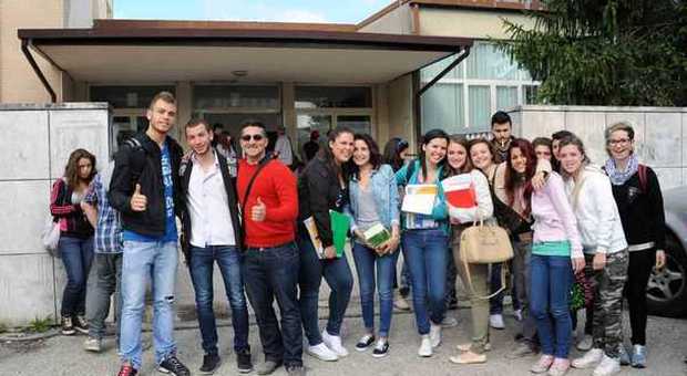 Gruppo di studenti a Rieti prima della seconda prova scritta