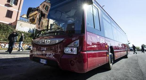 Roma, con un pugno spacca il finestrino di un bus: denunciato