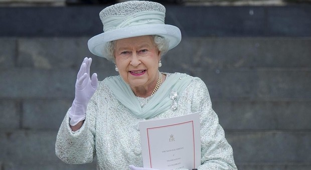 La Regina Elisabetta oggi compie 94 anni nel silenzio. L'omaggio storico dei giornali britannici