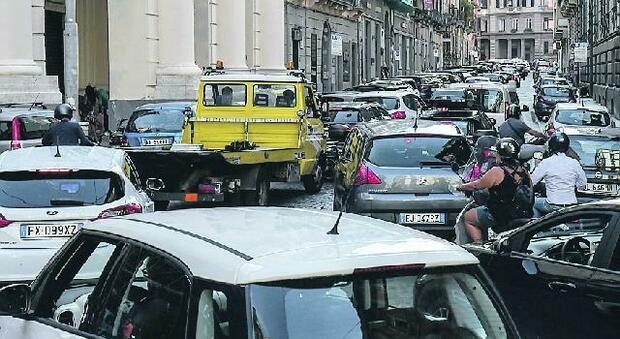 Galleria Vittoria chiusa per crollo, è inferno traffico a Napoli