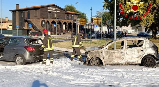 Auto si incendia dopo il tamponamento con un'altra vettura: distrutta dal rogo