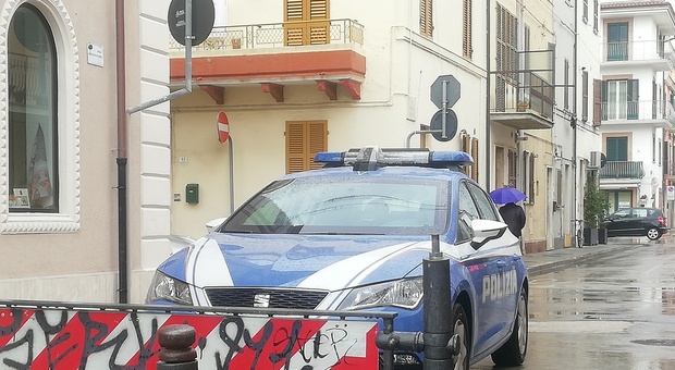 Preso mentre spacciava eroina, addosso aveva altre 20 dosi: arrestato pusher attivo tra Marche e Abruzzo
