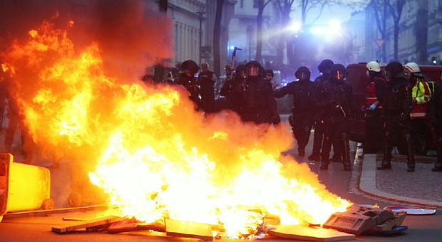 Germania, scontri a Lipsia fra polizia e manifestanti: 69 agenti feriti