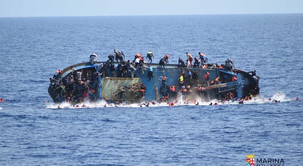 Migranti, peschereccio al traino di un altro barcone affondato con centinaia a bordo. Arrestati 4 scafisti