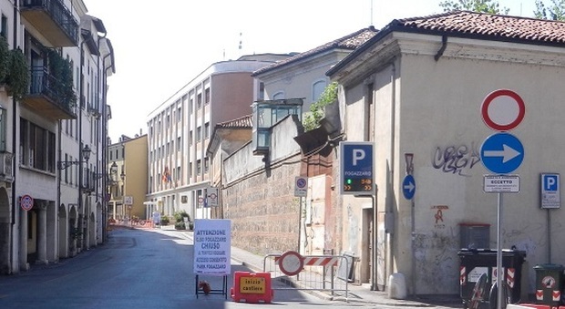 A destra, l'ingresso dell'area di San Biagio, oggi dismessa