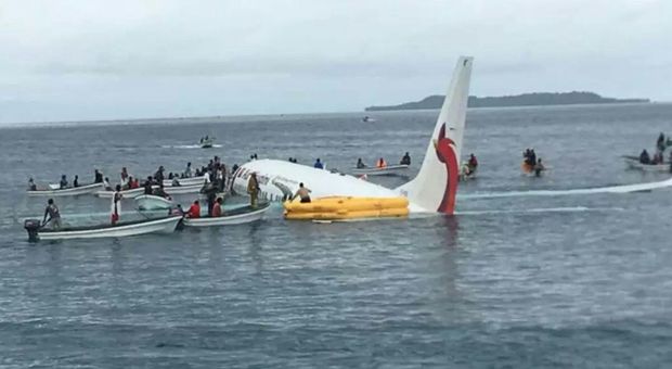 L'aereo manca l'isola e finisce in mare: passeggeri in salvo a nuoto, le immagini sui social