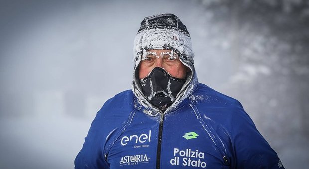 Corre 39 km a -52 gradi: impresa di un poliziotto in Russia