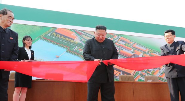 Kim Jong-un è vivo: ecco le foto in pubblico dopo tre settimane di silenzio