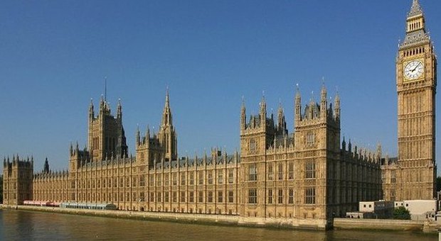 Allarme bomba a Westminster: evacuato il parlamento a Londra