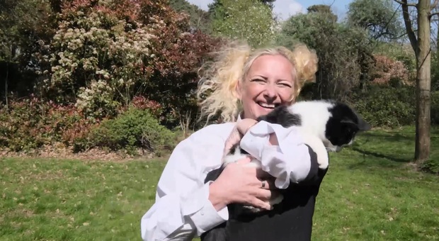 Londra, donna sposa il suo gatto: «Potranno pensare che io sia pazza, ma non lo sono»