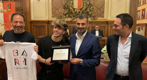 Mattia Zenzola premiato al Comune: il vincitore di Amici coccolato nella sua Bari