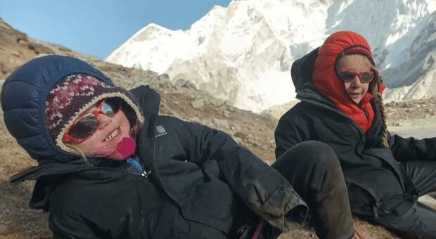 Scala l'Everest a 4 anni, Zara è la più giovane climber di sempre. Allenamento con camminate di 10 chilometri al giorno