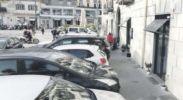 Napoli, nuovo stop al marciapiede di de Magistris jr: «Perdiamo 70 mila euro di strisce blu»