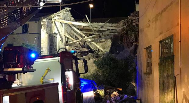 Ancona, crolla il tetto di una casa disabitata: paura nella notte, via chiusa