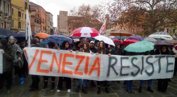 La protesta del comitato "No Mose" con lo slogan «Venezia resiste»