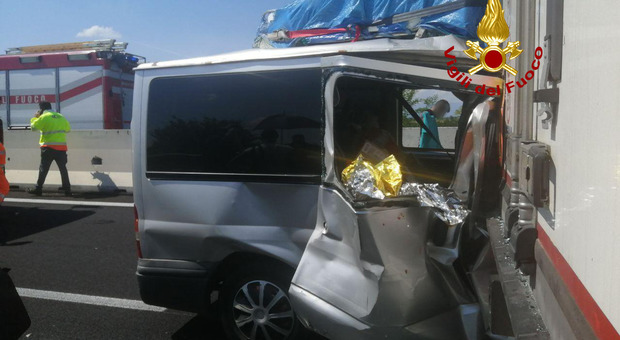 Schianto tra Tir: morto un autista, 3 feriti, code, autostrada riaperta