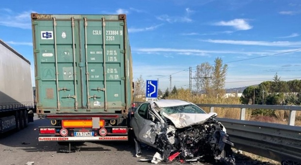 Scontro frontale tra auto e camion: due feriti, indagano i carabinieri