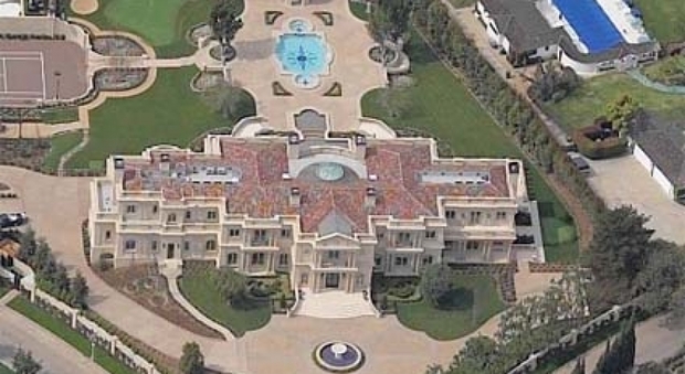 immagine Los Angeles, venduta per 100 milioni di dollari la Playboy Mansion, il magnate Hugh Hefner l'aveva pagata un milione nel 1971