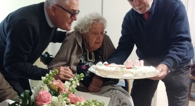 Lidia Boschetti spegne le candeline della torta dei 100 anni
