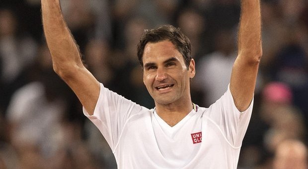 Federer si opera al ginocchio: starà fuori 4 mesi, salterà Roma e il Roland Garros