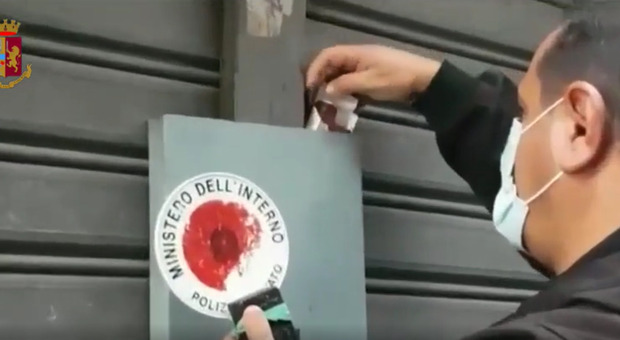 Napoli, pacchetto di sigarette pieno di hashish nascosto dietro un pannello: preso il pusher