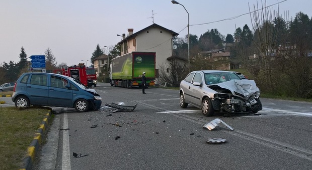 Scontro fra una Opel e una Fiat sulla Pontebbana: muore un uomo
