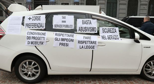 Taxi in piazza Scala
