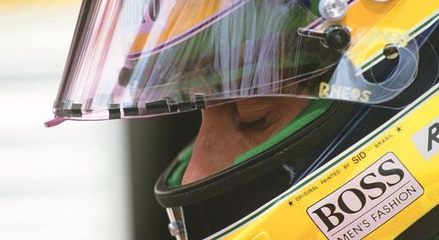 Ayrton Senna con il suo inconfondibile casco giallo