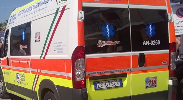 Marcelli, una bimba si sente male: ambulanza bloccata dalle auto in sosta
