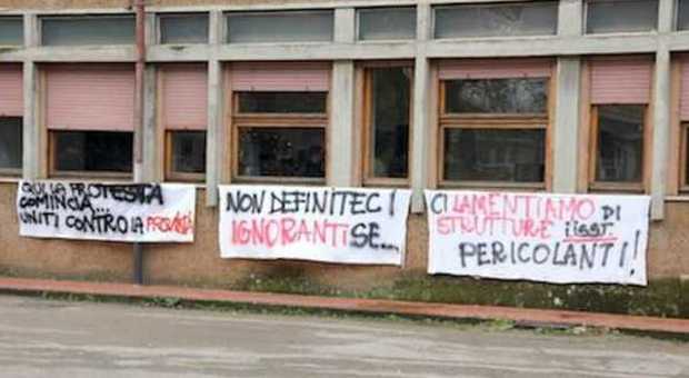 La protesta degli studenti per denunciare il cattivo stato del polo scolastico