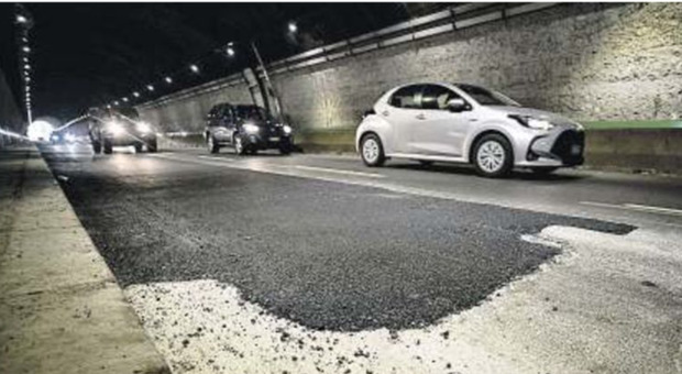 Galleria Laziale, flop lavori: asfalto a rischio incidenti a Napoli