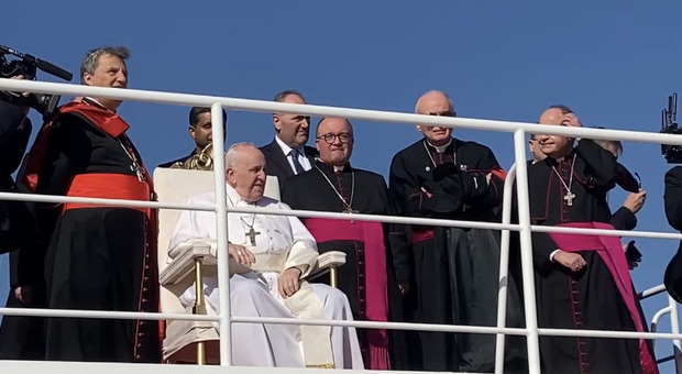 Il Papa sul catamarano diretto sull'isola di Gozo (Malta)