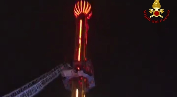 Terrore al Luna park, la giostra si blocca: tre ragazzini sospesi nel vuoto a 20 metri d'altezza
