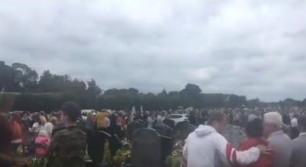 Auto a folle velocità entra in cimitero e falcia la folla tra le tombe: un ferito gravissimo @ Simonc46176551 / Twitter