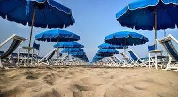 Estate, «In spiaggia con gli ombrelloni a 10 metri? Troppo». La protesta dei balneari di Rimini
