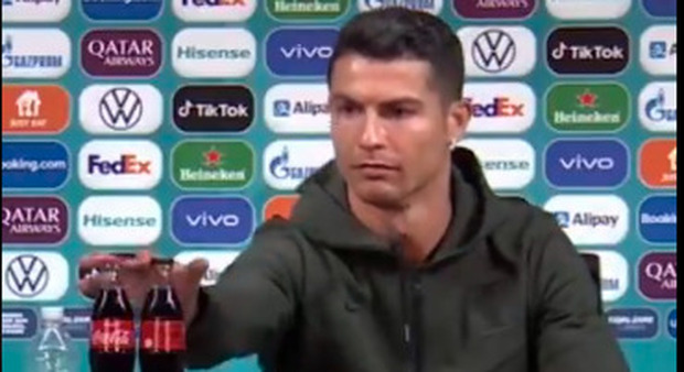 Cristiano Ronaldo sposta la Coca Cola: «Dovete bere acqua». E sui social è bufera VIDEO