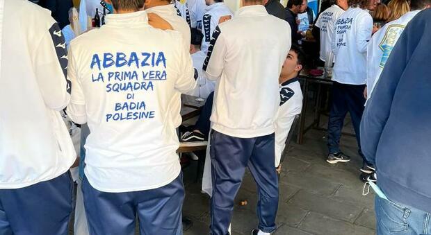 La t-shirt indossata dai giocatori dell'Abbazia contestata dai "cugini" dell'Us Badia
