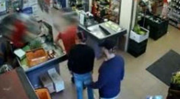 Assaltano lo stesso supermercato più volte in pochi giorni: presi rapinatori seriali